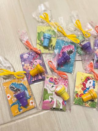 Novinka 🤩 zápisník a pečiatka - darčekovo zabalené; už len rozdávať 🥰 🎈www.darcekypredeti.sk 🎈 #darujvskolke #darujvskole...