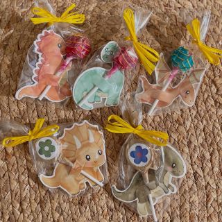 NOVINKA 🤩 Zažiar v škôlke alebo škole s originálne oblečenou lízankou... 🦕🦖🍭 #darcekypredeti #malickosti #drobnosti...