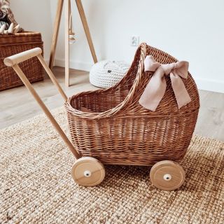 Tento krásny prútený kočík s natur mašľou si Vaše dievčatká zamilujú! Kočík je vyrobený z top kvalitného prútia odolného...